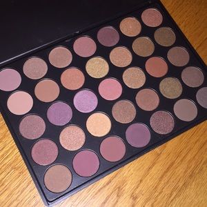 Taupes and purples eyeshadow palette